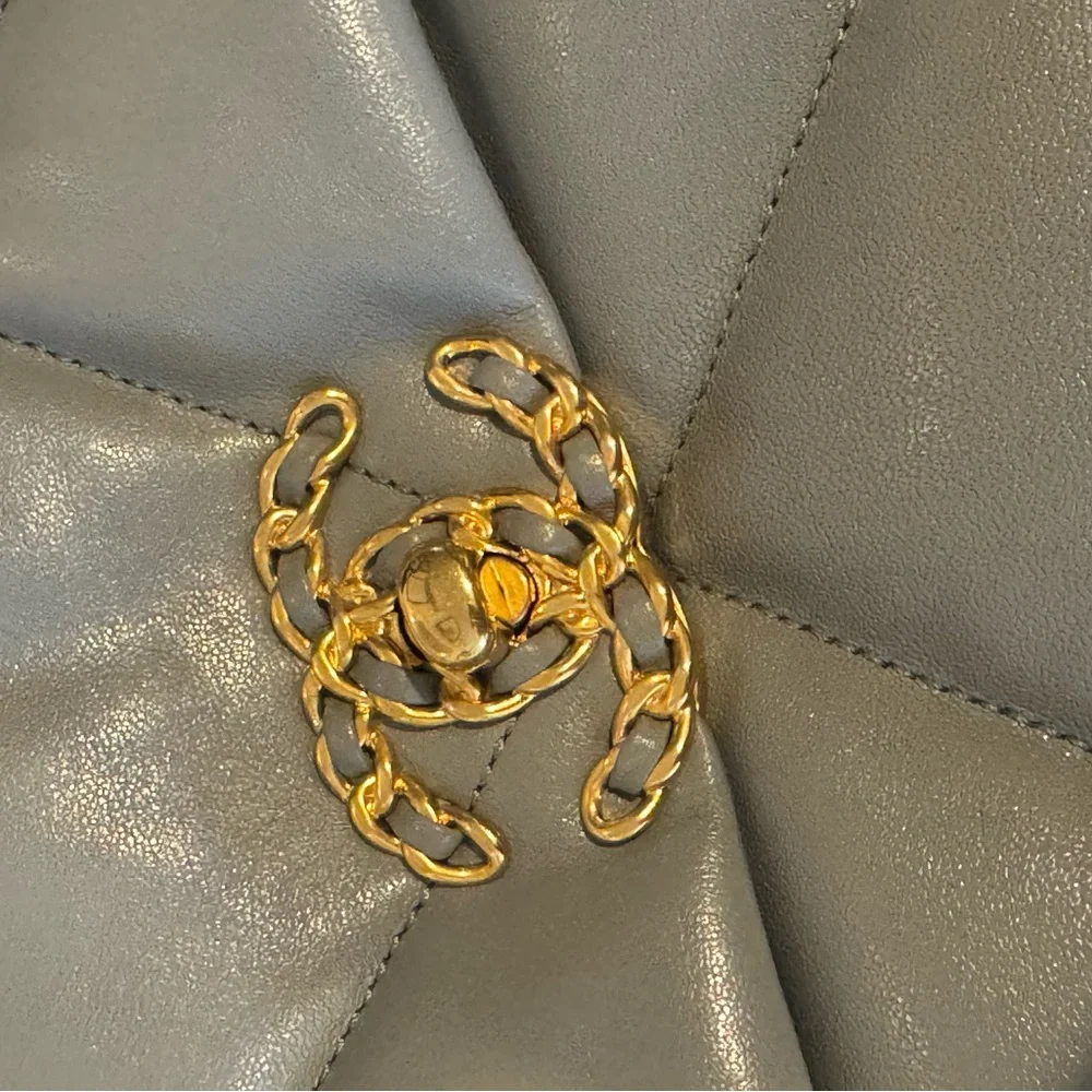 CHANEL 19 Grey Quilted Goatskin Medium Bag Ruthenium Silver Gold Hardware Purse - Picture 6 of 13